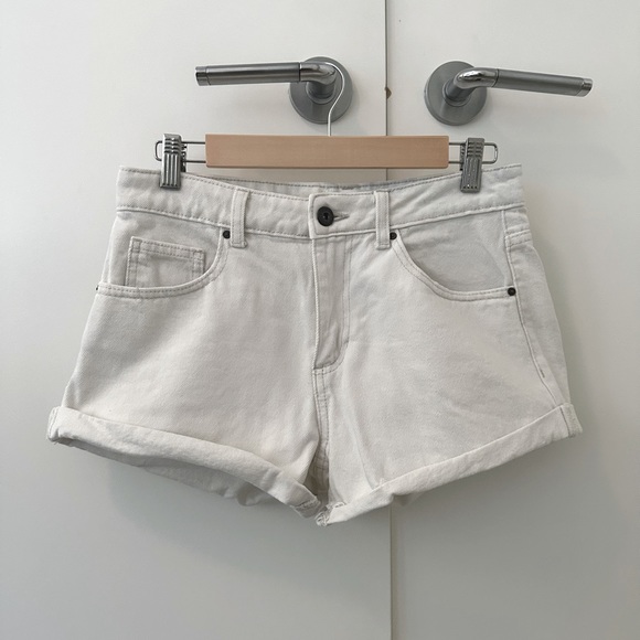 Cotton On Mid Rise Relaxed Denim Shorts - White - Picture 2 of 4